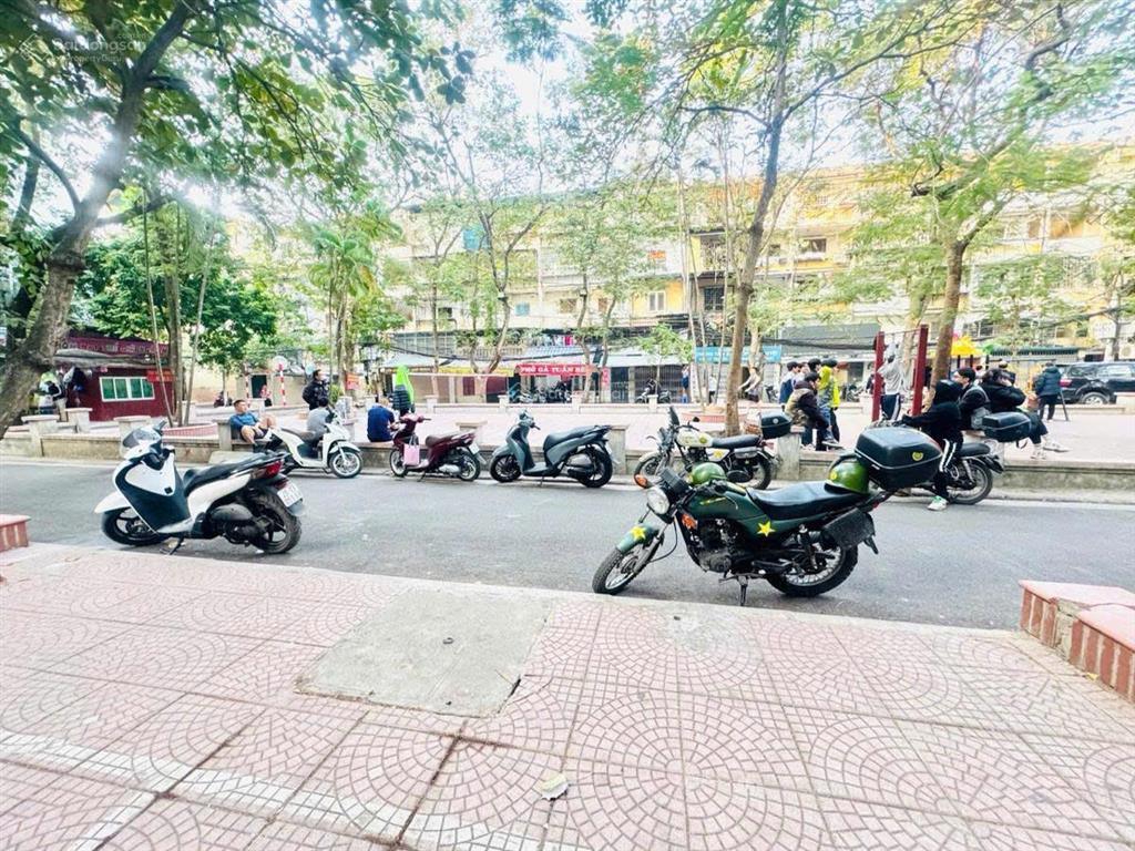 Bán nhà tập thể văn chương, đống đa, 2 pn, 2 thoáng, view hồ điều hòa & sân chơi, ô tô đỗ cầu thang