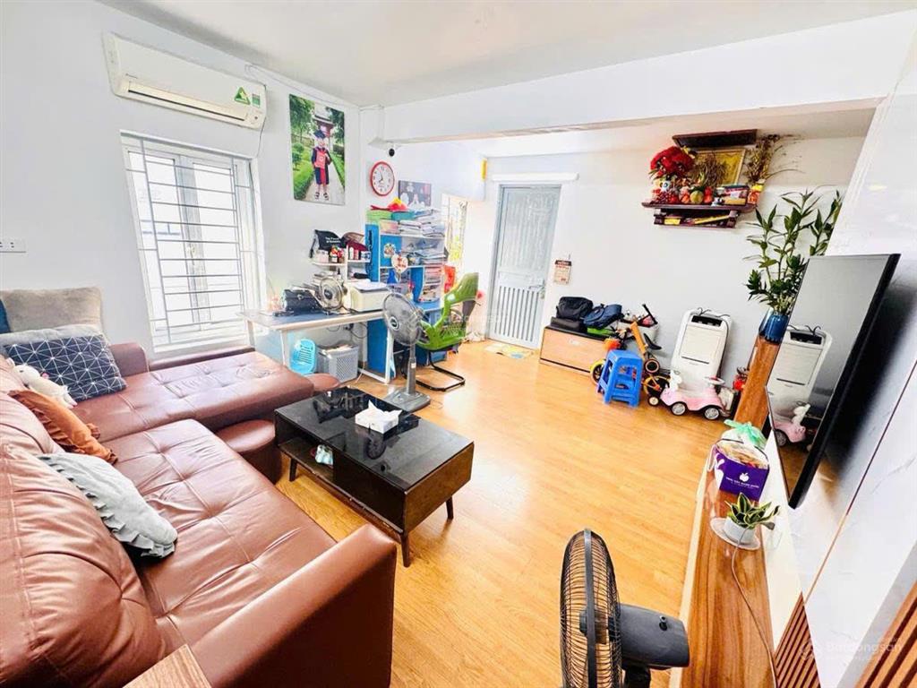 Bán nhà tập thể phương mai rất thoáng sáng, 3 thoáng, 2 ban công, 3 pn, tặng full nội thất bền đẹp