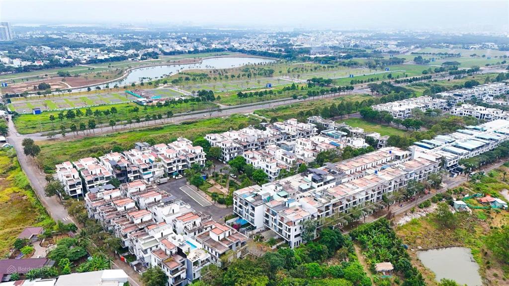 Nhà phố liền kề thiết kế 1 trệt 2 lầu 1 tum ( có ô thang máy ) cạnh vành đai 3.