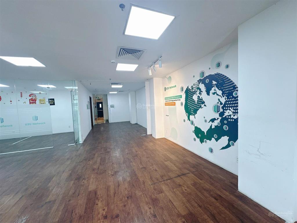 Văn phòng cô giang 100m2 sàn suốt, view kính thoáng, có sân đậu ô tô, ngăn sẵn phòng họp, phòng kho