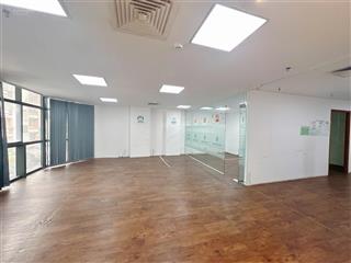 Văn phòng cô giang 100m2 sàn suốt, view kính thoáng, có sân đậu ô tô, ngăn sẵn phòng họp, phòng kho