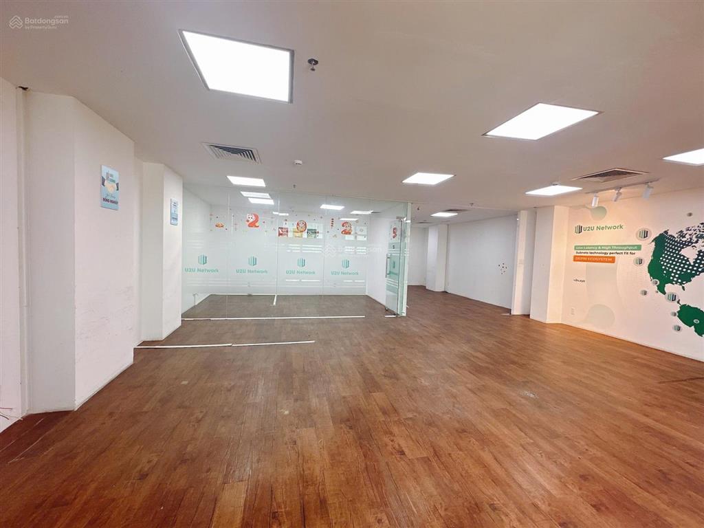 Văn phòng cô giang 100m2 sàn suốt, view kính thoáng, có sân đậu ô tô, ngăn sẵn phòng họp, phòng kho