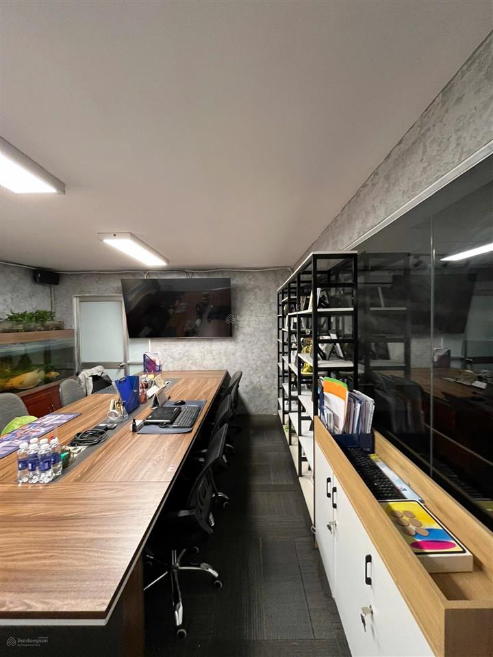 Văn phòng full nội thất huỳnh văn bánh 90m2 vào làm việc được ngay có sân đậu xe ô tô