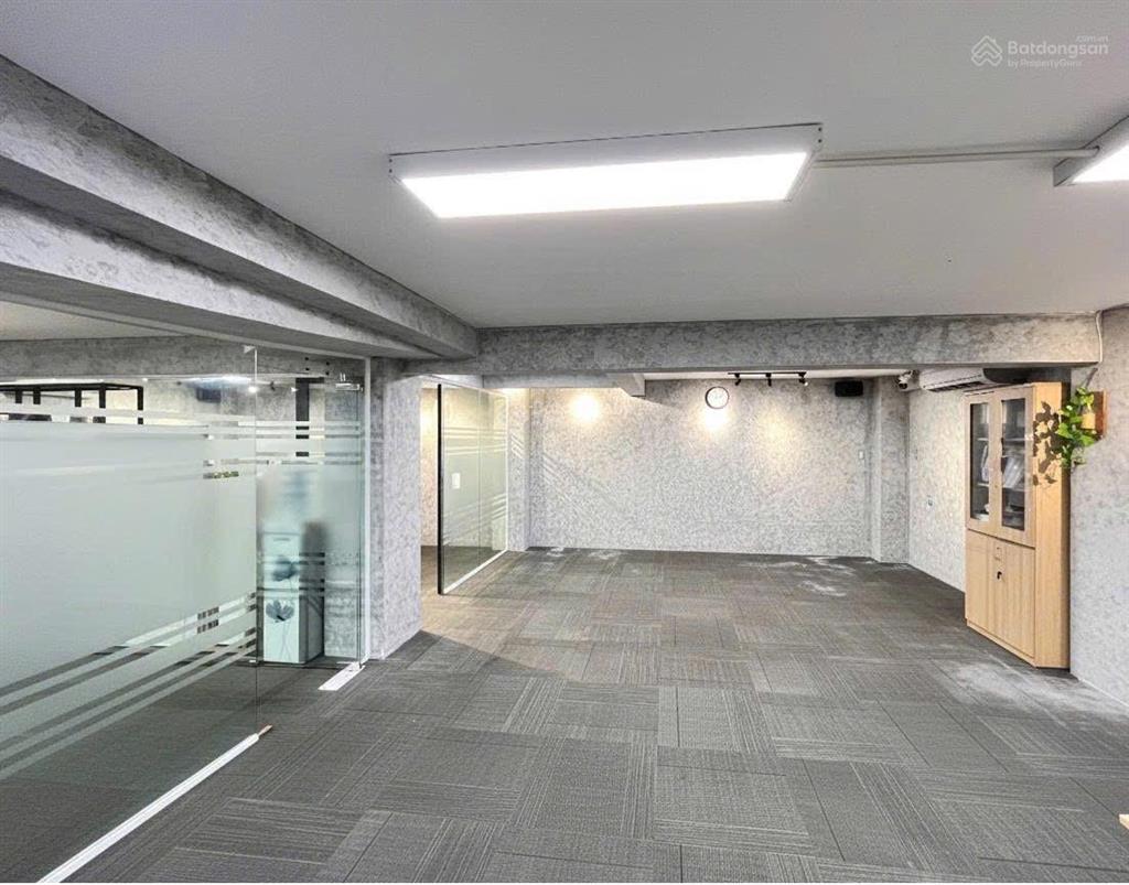 Văn phòng full nội thất huỳnh văn bánh 90m2 vào làm việc được ngay có sân đậu xe ô tô