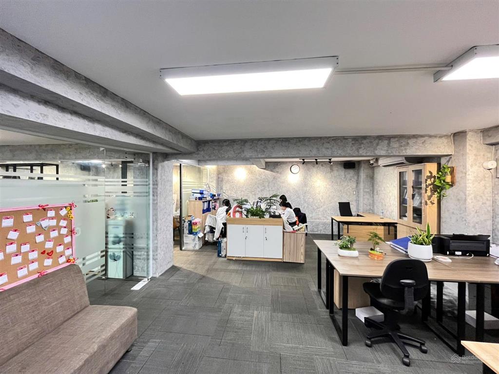 Văn phòng full nội thất huỳnh văn bánh 90m2 vào làm việc được ngay có sân đậu xe ô tô