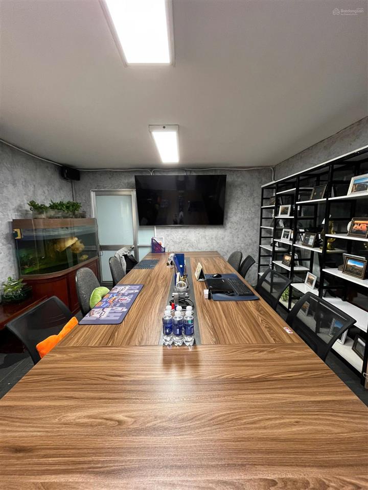 Văn phòng full nội thất huỳnh văn bánh 90m2 vào làm việc được ngay có sân đậu xe ô tô