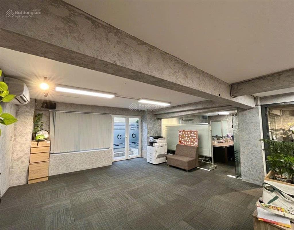 Văn phòng full nội thất huỳnh văn bánh 90m2 vào làm việc được ngay có sân đậu xe ô tô