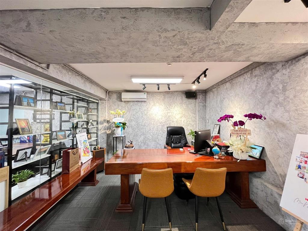 Văn phòng full nội thất huỳnh văn bánh 90m2 vào làm việc được ngay có sân đậu xe ô tô