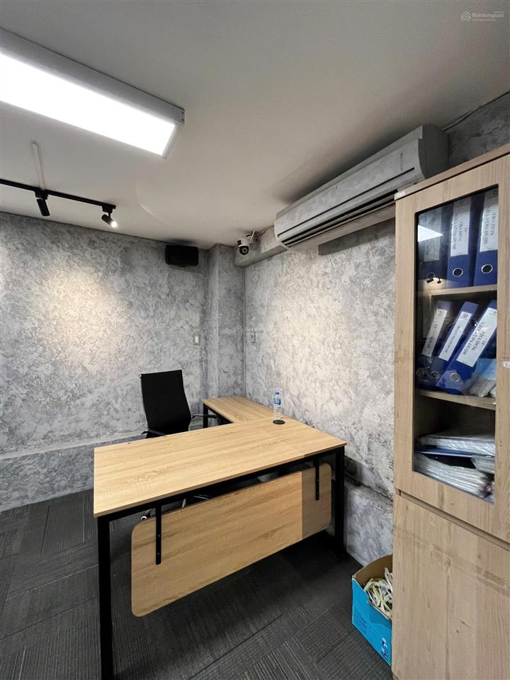 Văn phòng full nội thất huỳnh văn bánh 90m2 vào làm việc được ngay có sân đậu xe ô tô