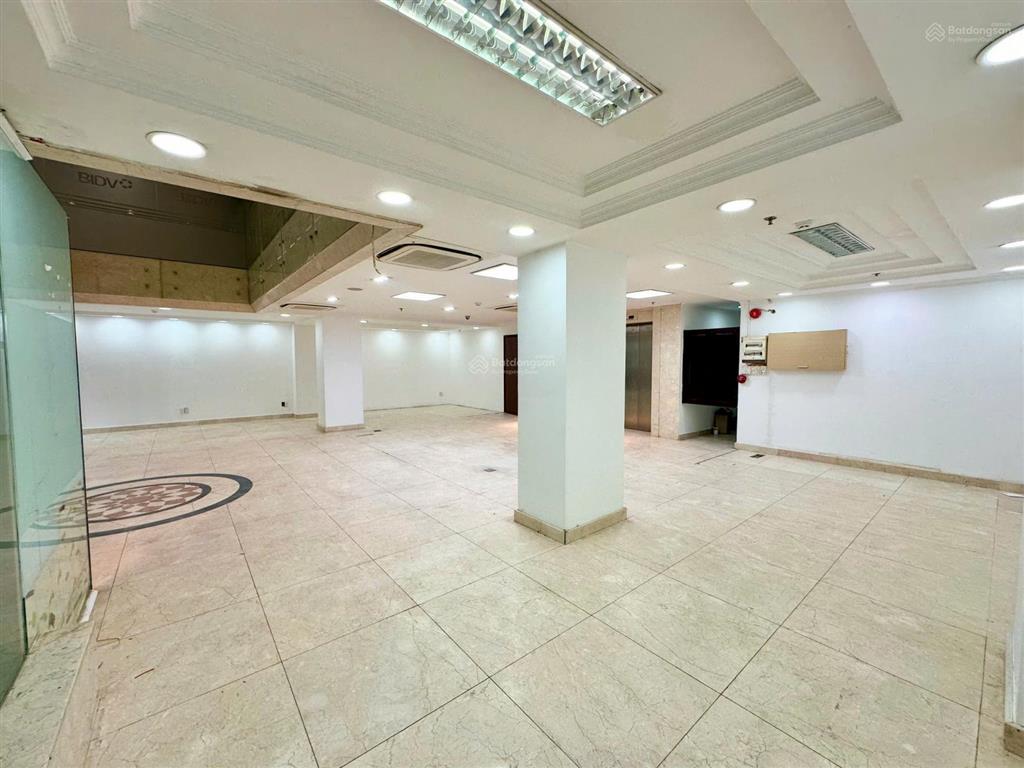 Mặt bằng trệt nguyễn thiện thuật q3 phù hợp với công ty làm văn phòng đại diện, showroom...