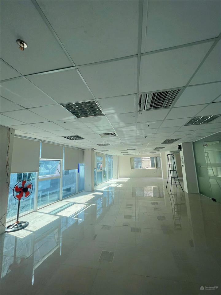Văn phòng huỳnh văn bánh 142m2 ngay khúc lê văn sỹ trần huy liệu, view kính thoáng mát