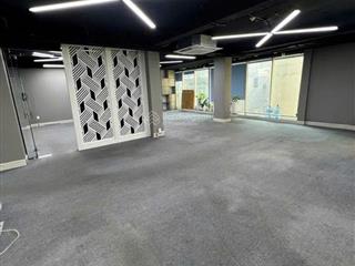 Cho thuê vp 120m2 mt 3/2 sàn đẹp, lót thảm sẵn, vuông vức, ngăn sẵn 1 phòng lớn