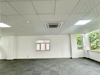 Cho thuê văn phòng 160m2 nguyễn đình chính, lót thảm sẵn, sàn suốt, có sân đậu ô tô trước cổng