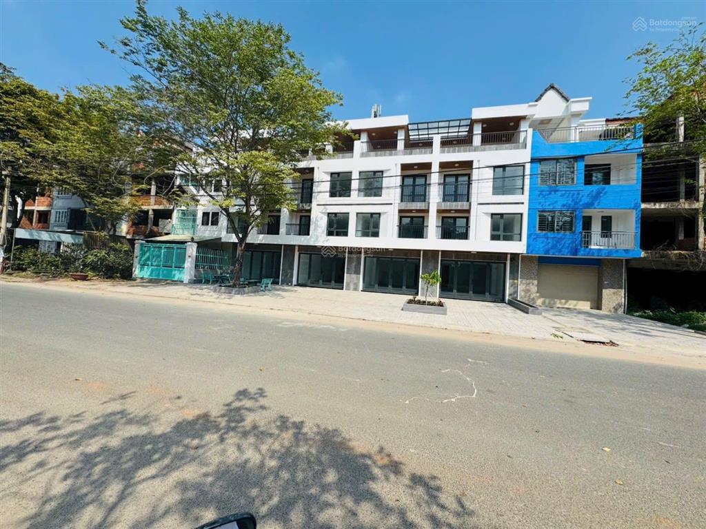 Bán nhà giá chỉ hơn 5tỷ / 430m2 shr nhà 1trệt 3lầu giao nhà hoàn thiện 100% cơ bản tại kdc tân đức