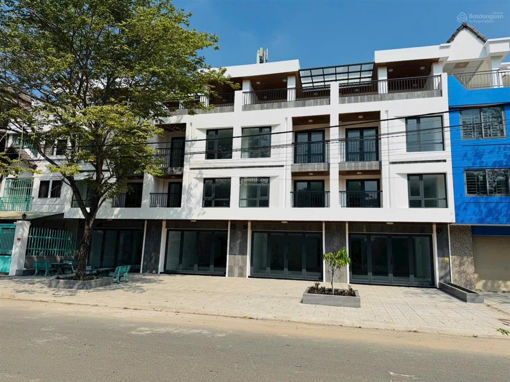 Bán nhà giá chỉ hơn 5tỷ / 430m2 shr nhà 1trệt 3lầu giao nhà hoàn thiện 100% cơ bản tại kdc tân đức