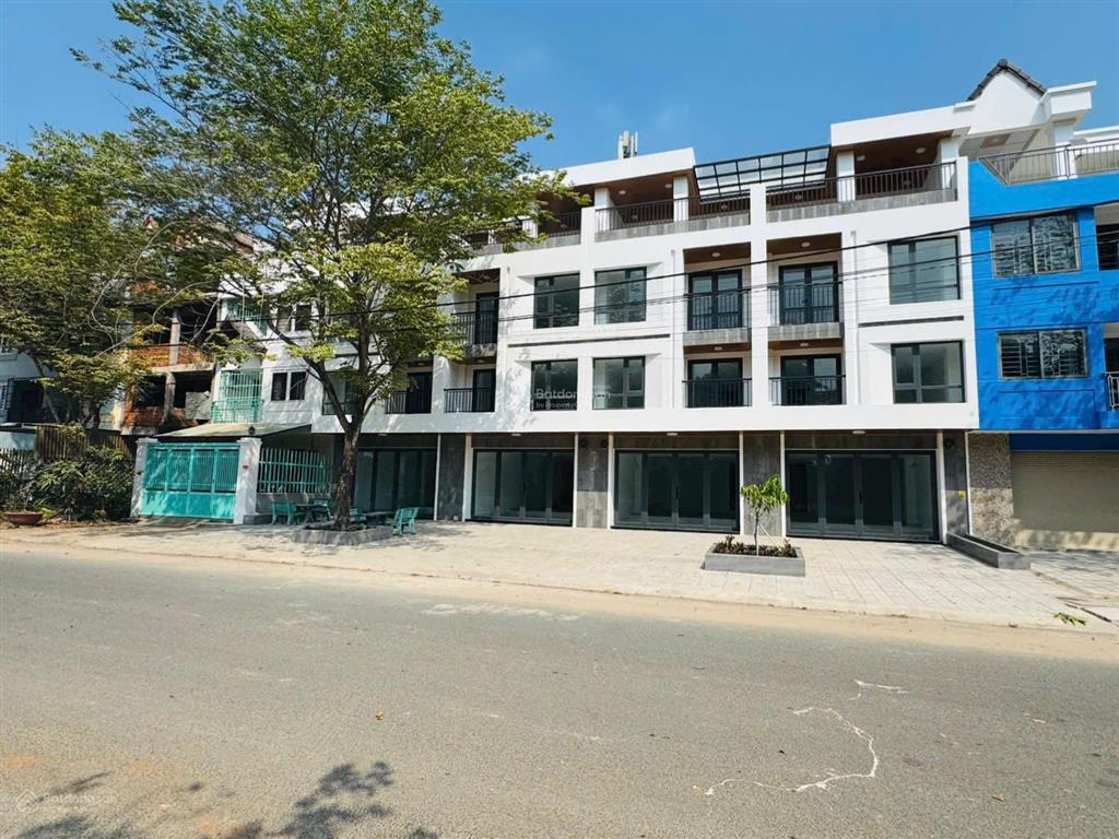 Bán nhà giá chỉ hơn 5tỷ / 430m2 shr nhà 1trệt 3lầu giao nhà hoàn thiện 100% cơ bản tại kdc tân đức