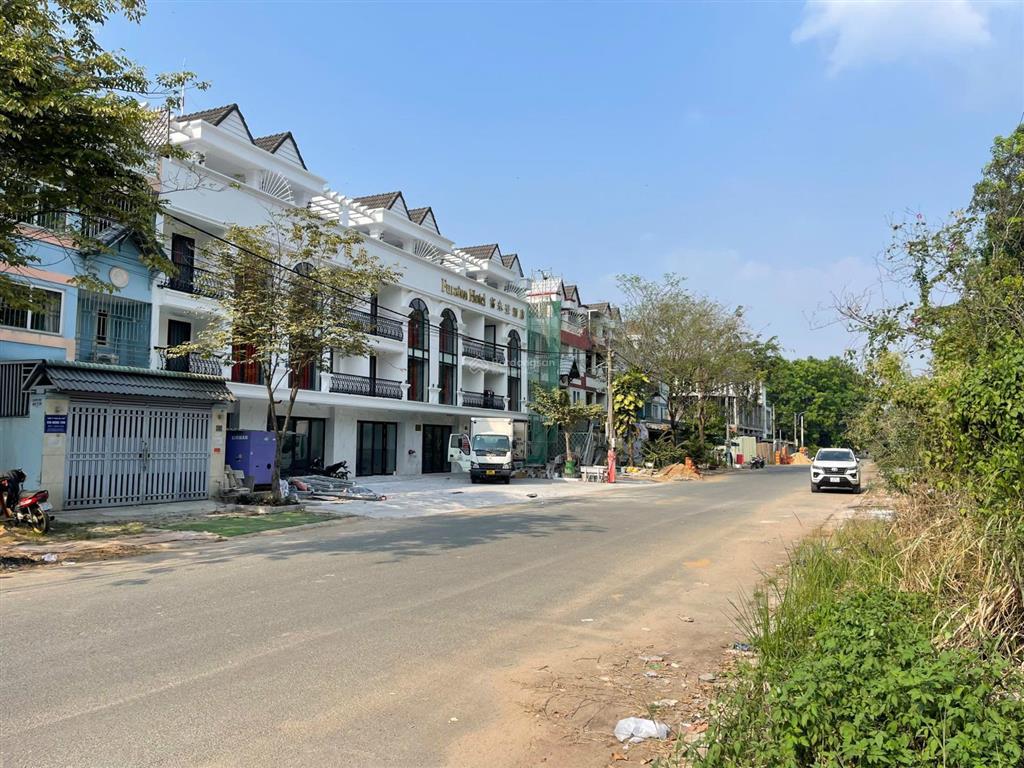 Cần bán nhà mới xây, view công viên, đường mt 20m, thuận tiện kinh doanh, cho thuê văn phòng