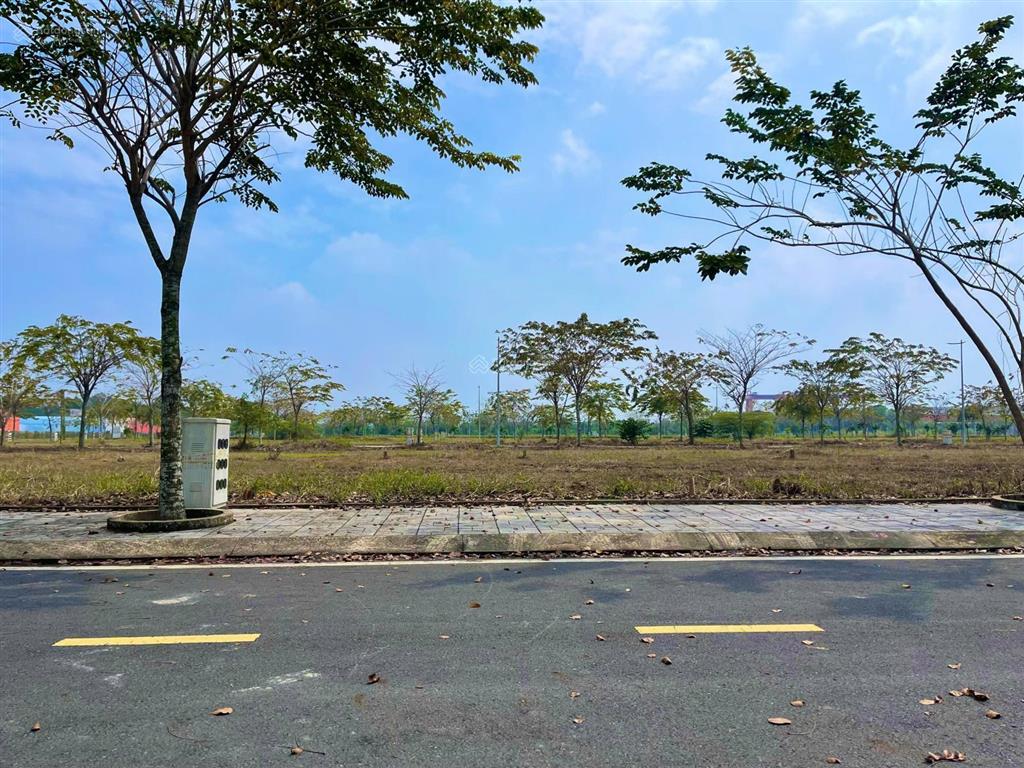 Cần bán lô đất view sông, giáp ranh bình chánh, 70m2, đường mt 12m, shr