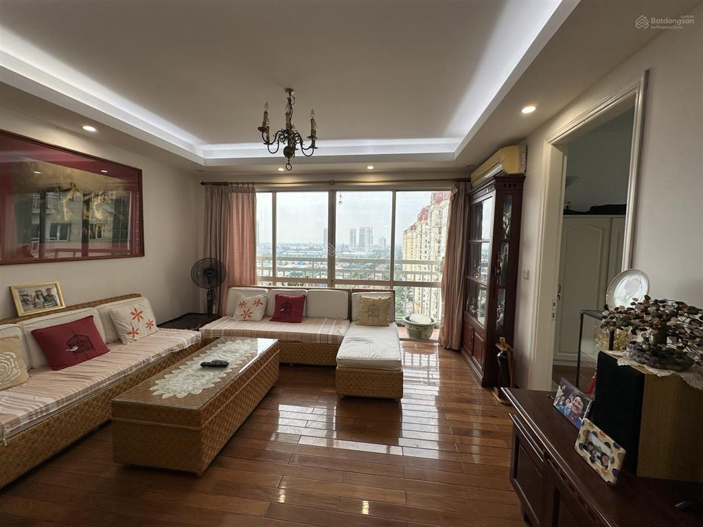 Chính chủ cần tiền bán gấp căn hộ 4pn dt 150m2, full nội thất tòa g2 ciputra, view hồ tây