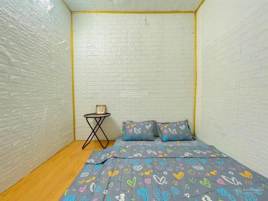 Phòng trọ giá 2tr500 có sẵn máy lạnh đầy đủ nội thất wc riêng bếp tách ngoài tại bùi đình túy