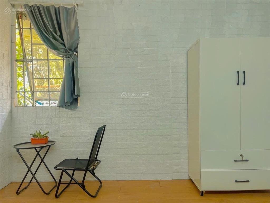 Phòng trọ giá 2tr500 có sẵn máy lạnh đầy đủ nội thất wc riêng bếp tách ngoài tại bùi đình túy