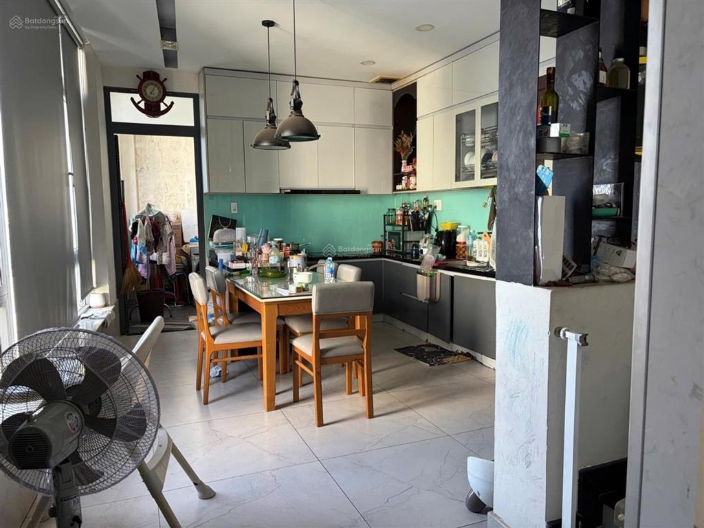 26.9tỷ  tòa nhà 7 tầng + hầm có thang máy  view trực diện sân bay