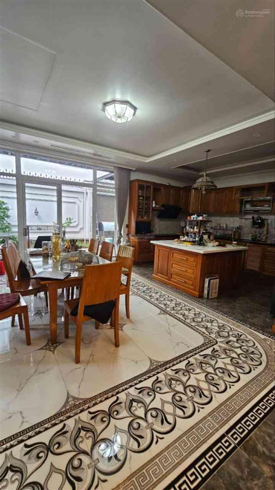 Biệt thự nguyễn địa lô 275 m2  ngang 11m giá 87.8 tỷ còn tl