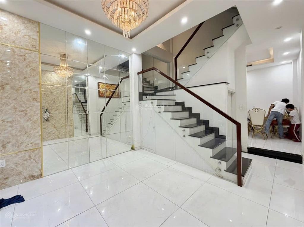 Gấp ko có căn thứ 2 bán nhanh nhà 4 tầng ngày nguyễn xí  phạm văn đồng  hxh to  chỉ 6.8 tỷ