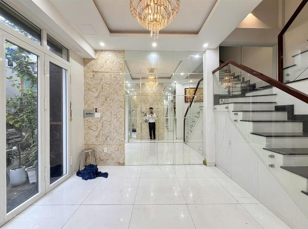 Gấp ko có căn thứ 2 bán nhanh nhà 4 tầng ngày nguyễn xí  phạm văn đồng  hxh to  chỉ 6.8 tỷ