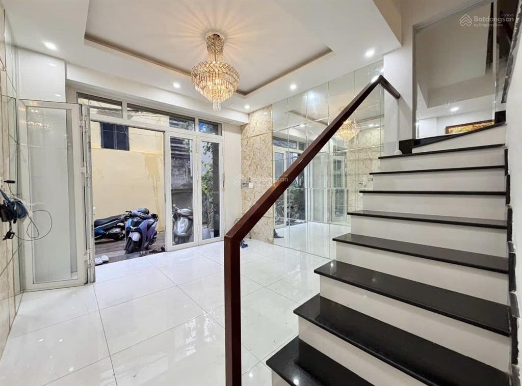 Gấp ko có căn thứ 2 bán nhanh nhà 4 tầng ngày nguyễn xí  phạm văn đồng  hxh to  chỉ 6.8 tỷ