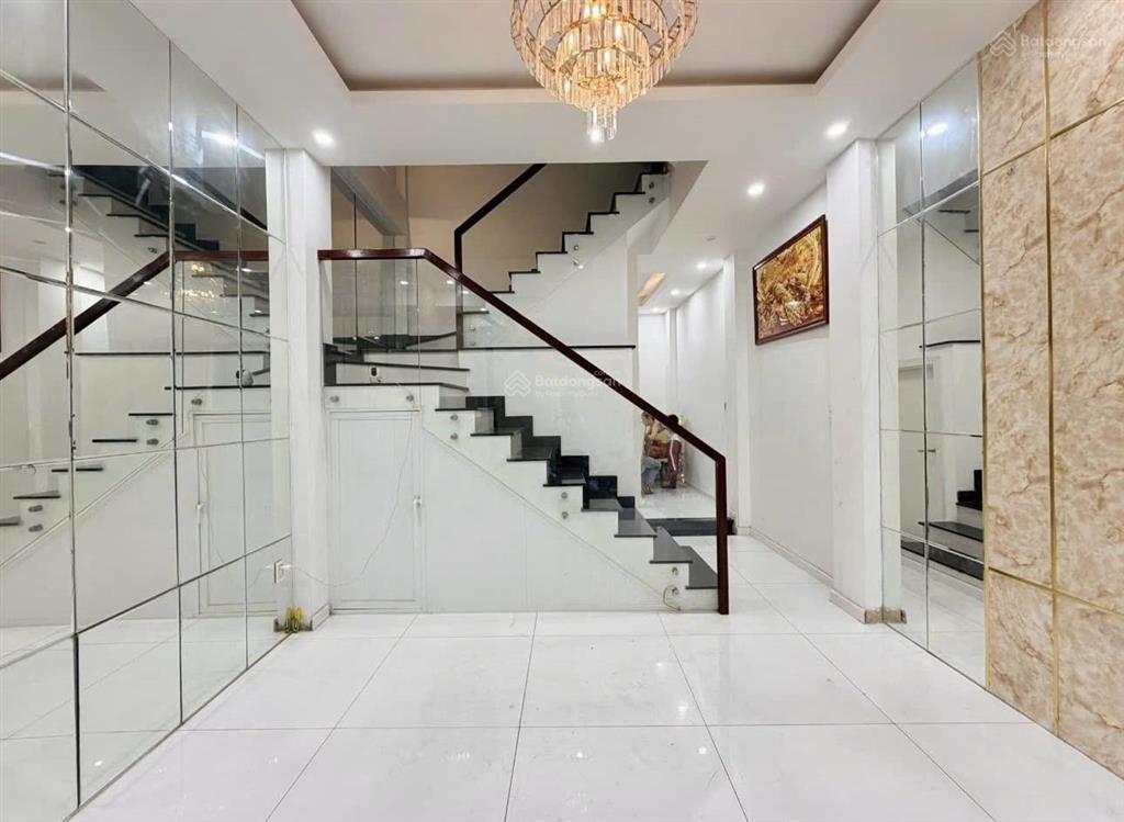 Gấp ko có căn thứ 2 bán nhanh nhà 4 tầng ngày nguyễn xí  phạm văn đồng  hxh to  chỉ 6.8 tỷ