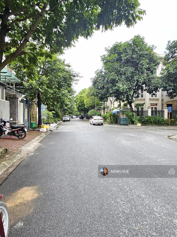 Cần bán gấp biệt thự làng việt kiều châu âu, mỗ lao dt 200m2, mt 10m full nội thất giá hơn 40 tỷ