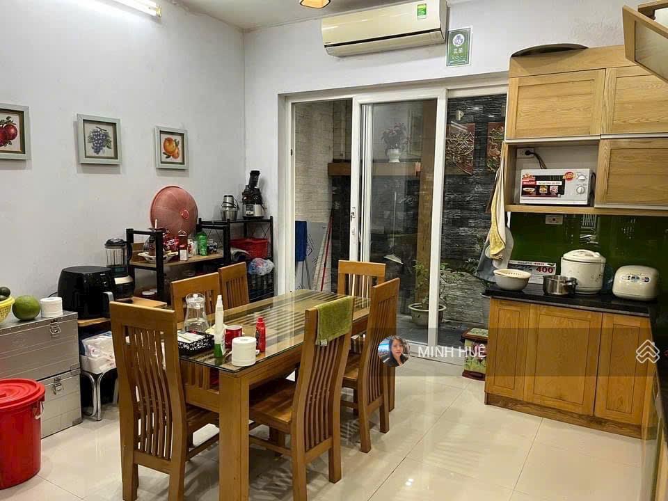 Bán nhà ở phố yên phúc gần trần phú văn quán cạnh hồ  42m2 x 4 tầng  ô tô đỗ cửa  nhỉnh 9 tỷ