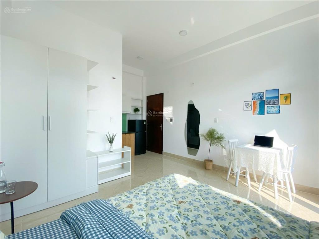 Studio tách bếp ban công  cửa sổ đón nắng thoáng mát. có thang máy nhà xe rộng rãi ~đậu được oto