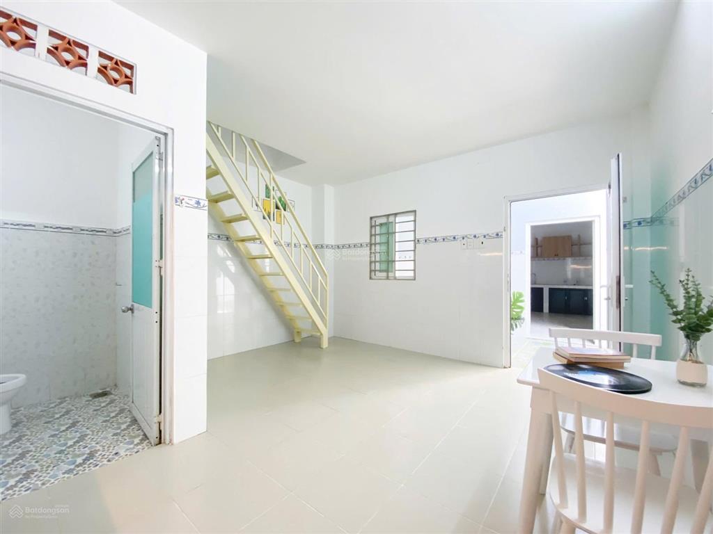 Duplex1 trệt 1 lầu ban công, cửa sổ siu thoáng mát, có bảo vệ phòng siu rộng, nội thất cơ bản