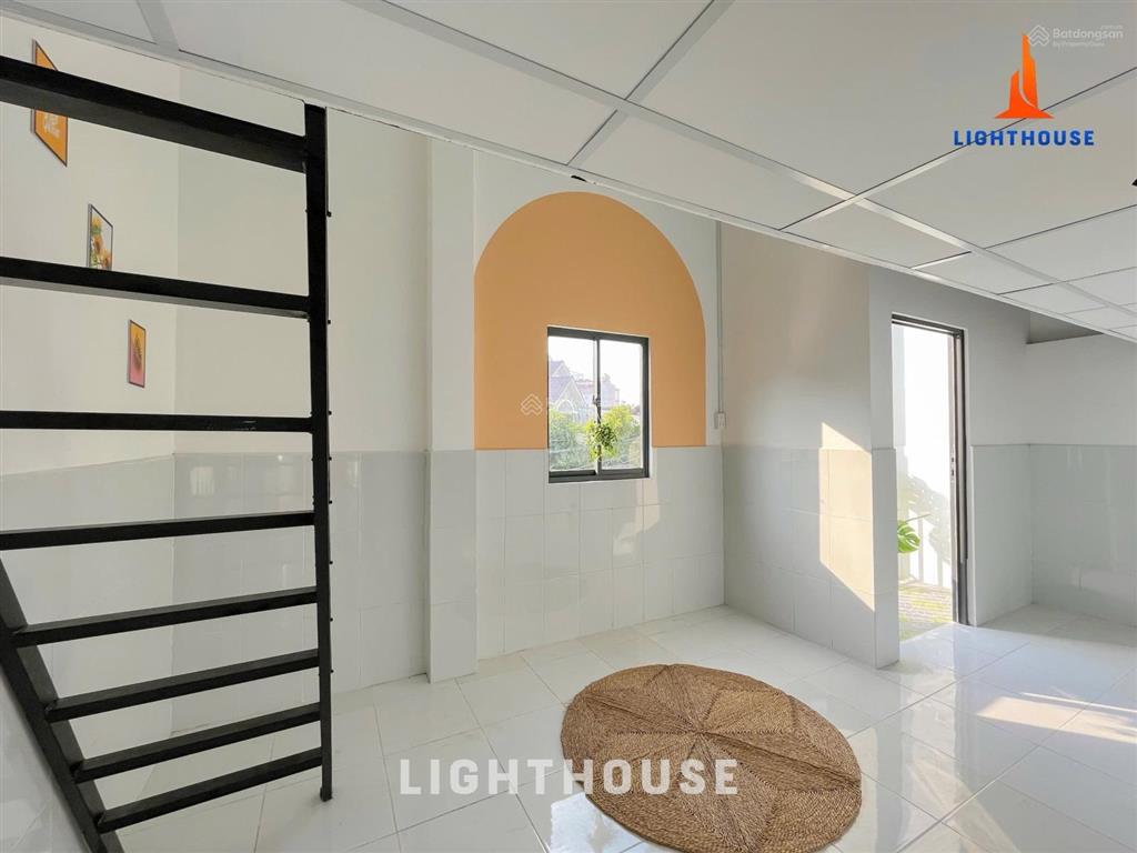 Duplex1 trệt 1 lầu ban công, cửa sổ siu thoáng mát, có bảo vệ phòng siu rộng, nội thất cơ bản