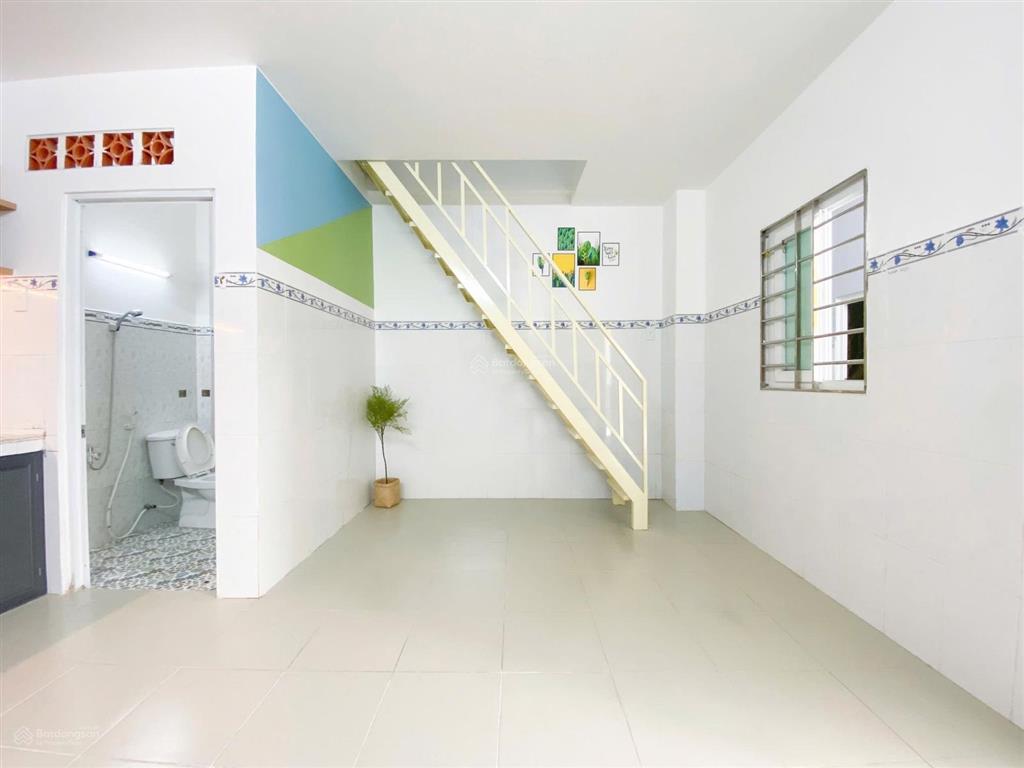 Duplex1 trệt 1 lầu ban công, cửa sổ siu thoáng mát, có bảo vệ phòng siu rộng, nội thất cơ bản
