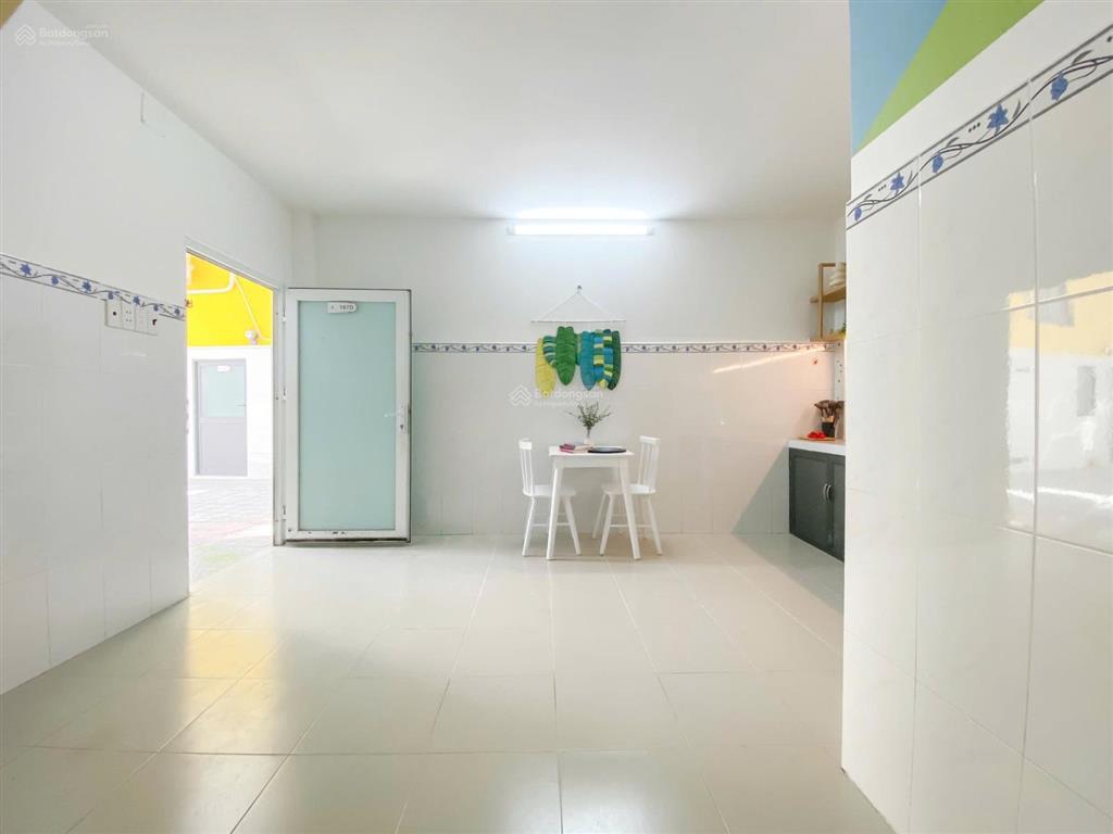 Duplex1 trệt 1 lầu ban công, cửa sổ siu thoáng mát, có bảo vệ phòng siu rộng, nội thất cơ bản