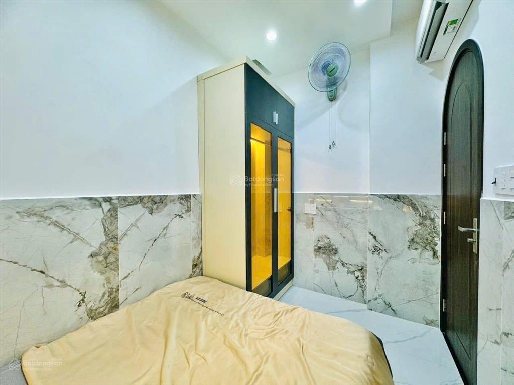 Bán nhà phạm văn đồng, giá 3tỷ500. nhà cách sân bay tsn chỉ 5phút, sổ hồng riêng 60m2 (4x15m) 2tầng