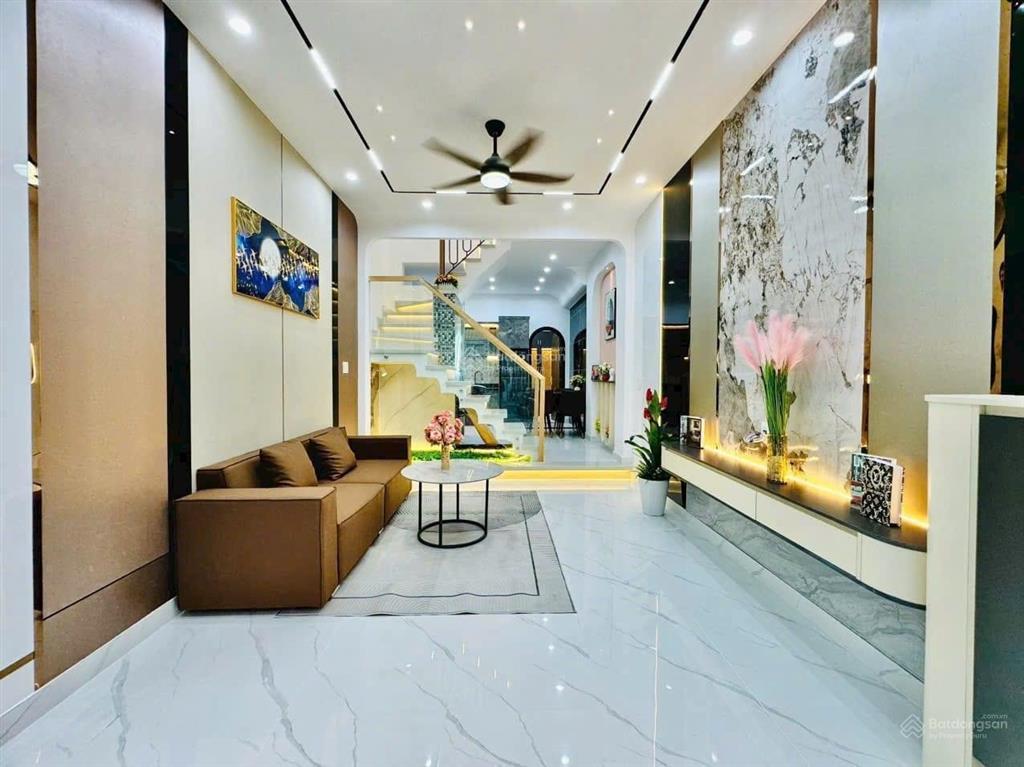 Bán nhà phạm văn đồng, giá 3tỷ500. nhà cách sân bay tsn chỉ 5phút, sổ hồng riêng 60m2 (4x15m) 2tầng