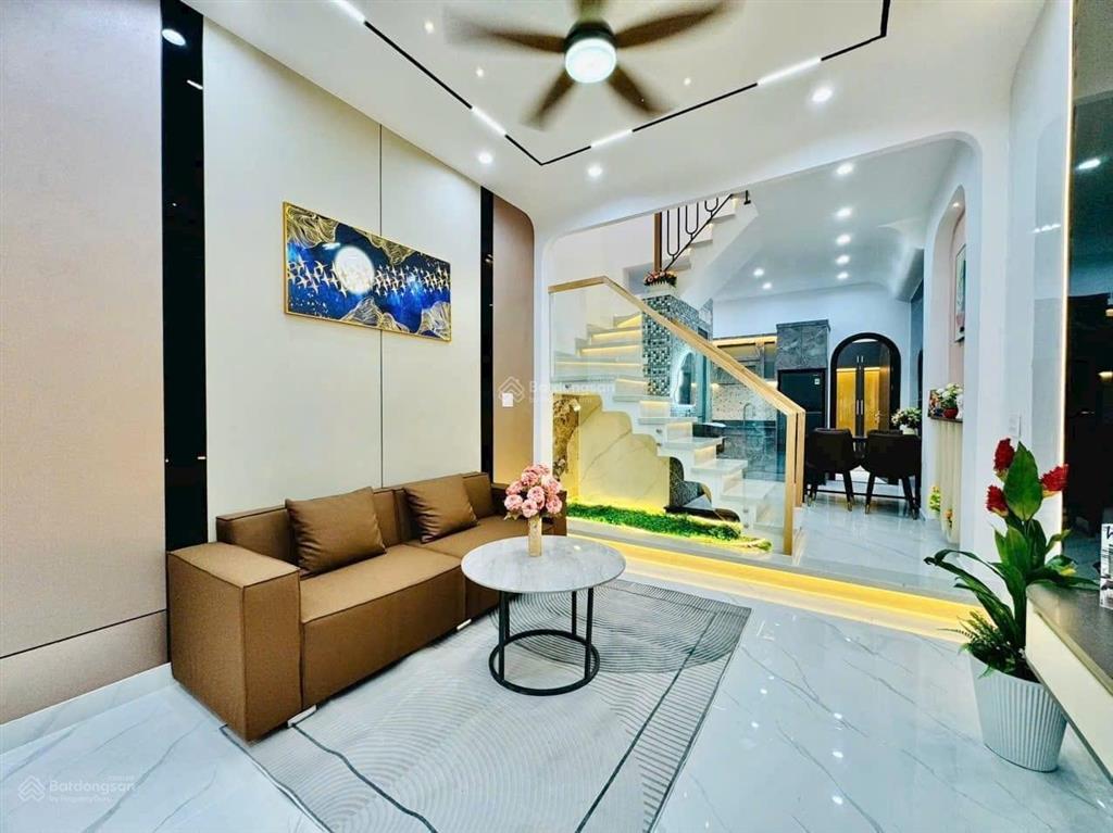 Bán nhà phạm văn đồng, giá 3tỷ500. nhà cách sân bay tsn chỉ 5phút, sổ hồng riêng 60m2 (4x15m) 2tầng