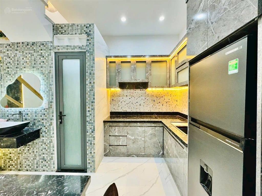 Bán nhà phạm văn đồng, giá 3tỷ500. nhà cách sân bay tsn chỉ 5phút, sổ hồng riêng 60m2 (4x15m) 2tầng