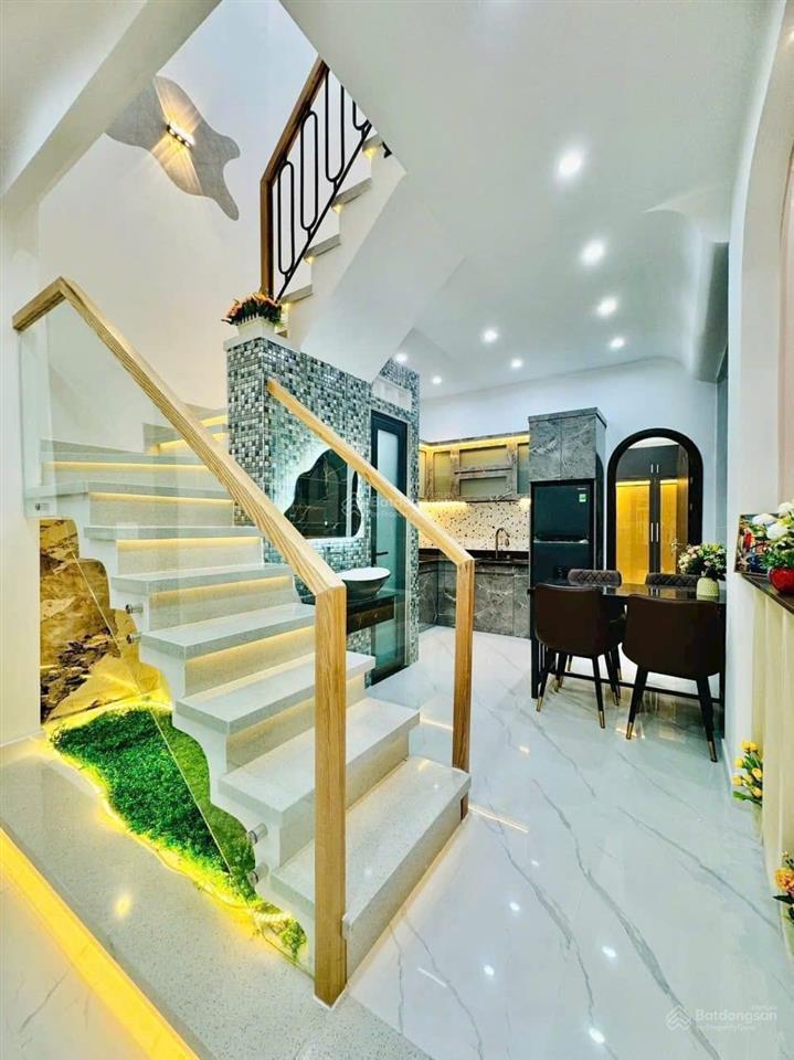 Bán nhà phạm văn đồng, giá 3tỷ500. nhà cách sân bay tsn chỉ 5phút, sổ hồng riêng 60m2 (4x15m) 2tầng