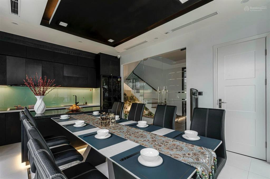 Bán gấp căn villa phố đêm flamingo đại lải 147m2  xây 4tầng  5ngủ. full nội thất  giá nhỉnh 12tỷ