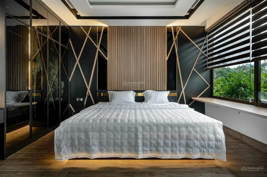 Bán gấp căn villa phố đêm flamingo đại lải 147m2  xây 4tầng  5ngủ. full nội thất  giá nhỉnh 12tỷ