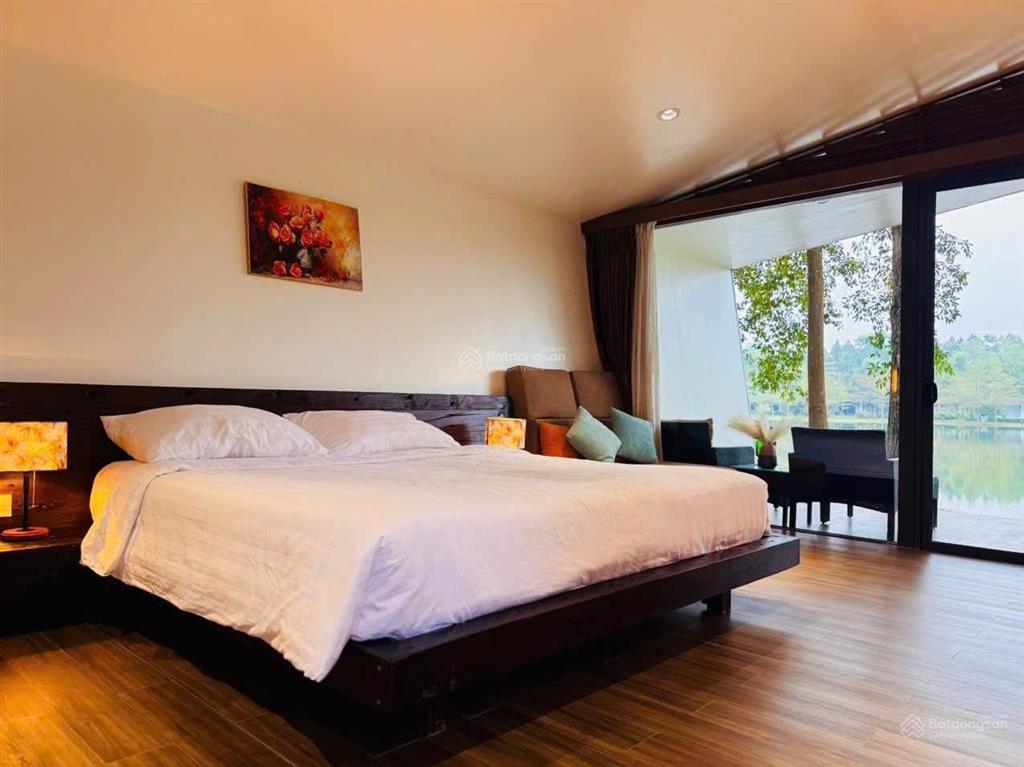 Chính chủ bán villa mặt hồ flamingo đại lải 140m1 ngủ full nội thất, gần bể bơi, giá 4,2 tỷ full