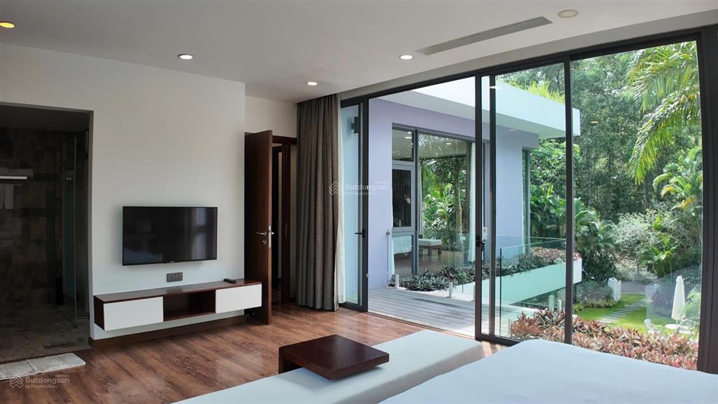 Bán biệt thự flamingo đại lải 242m22ngủ.full nội thất sân vườn rộngsổ lâu dài.giá 13,5tỷ