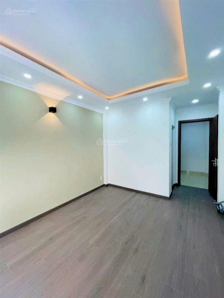 Bán nhà 5 tầng, sát mặt tiền, quận 4 chỉ 6,15 tỷ