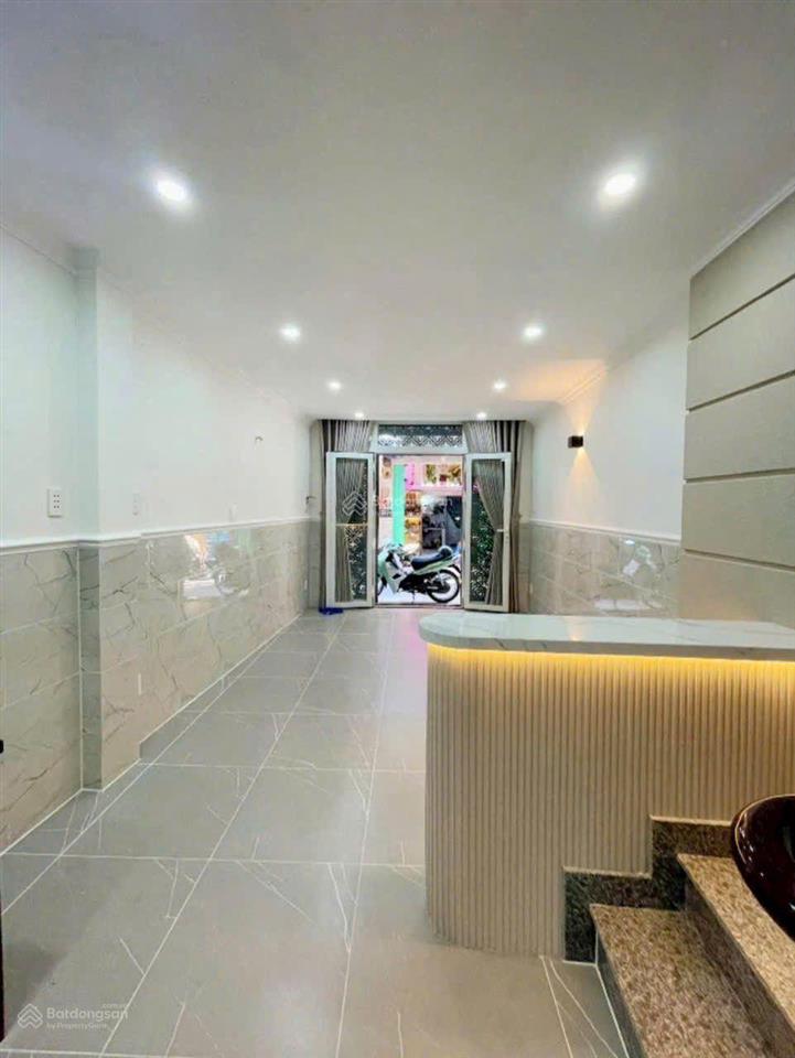 Bán nhà 5 tầng, sát mặt tiền, quận 4 chỉ 6,15 tỷ