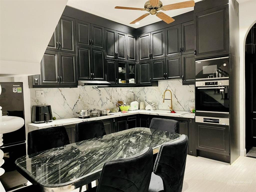 Bán nhà 5 tầng, sát vincom, quận 7 giá 10 tỷ